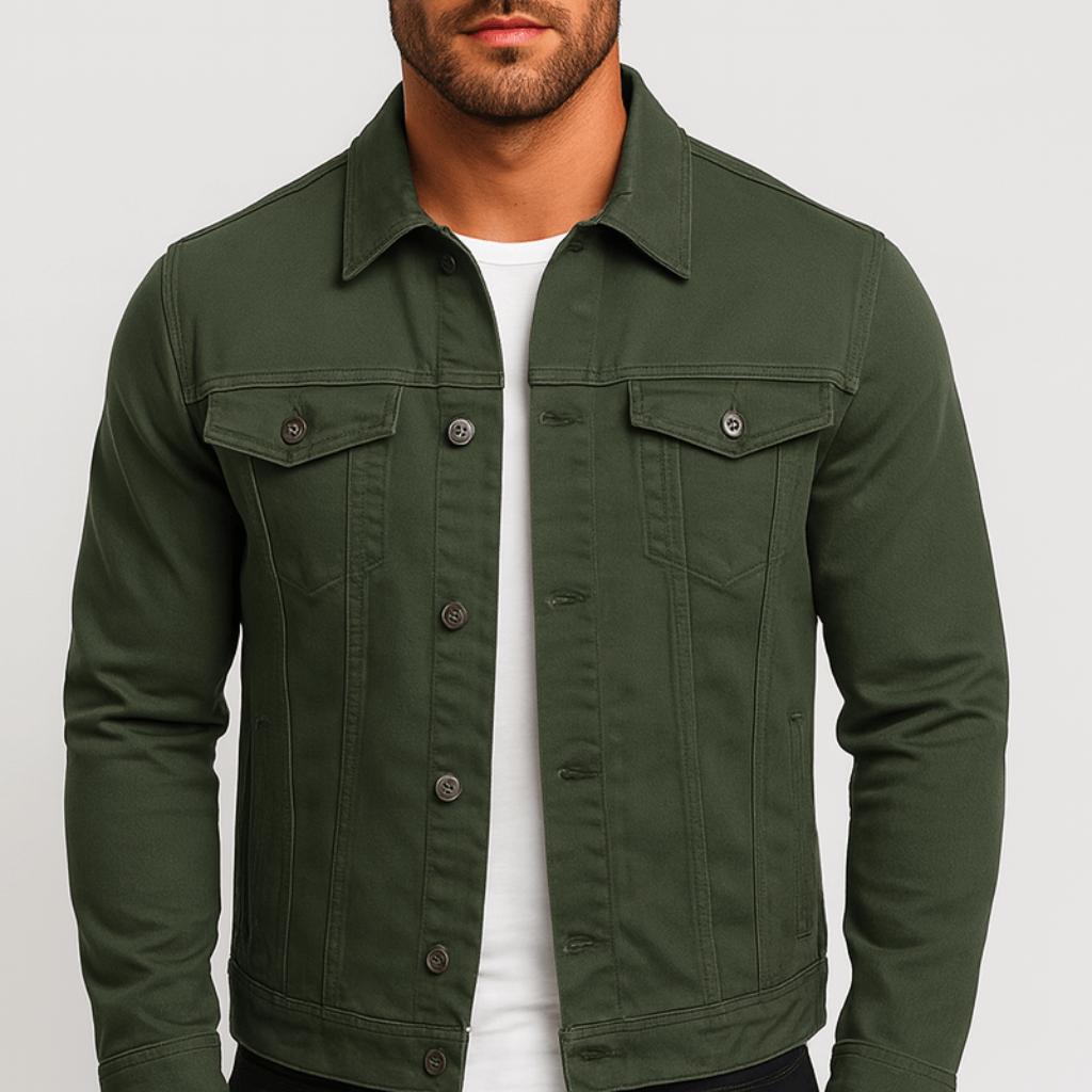 Kurtka o dopasowanym kroju z kieszeniami na piersi i klasycznym zapięciem na guziki