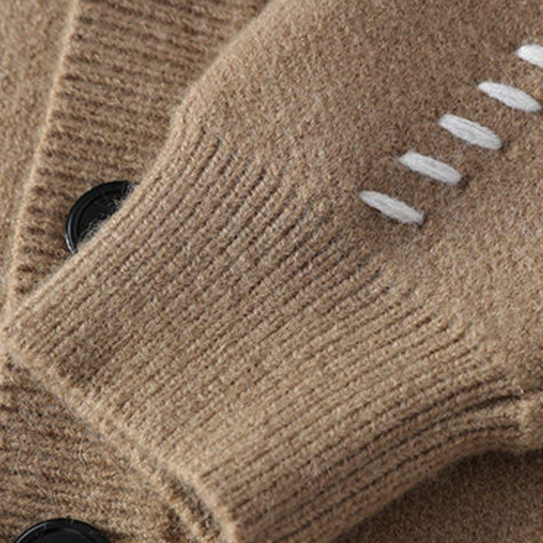 Miękki wełniany kardigan z klasycznym guzikiem