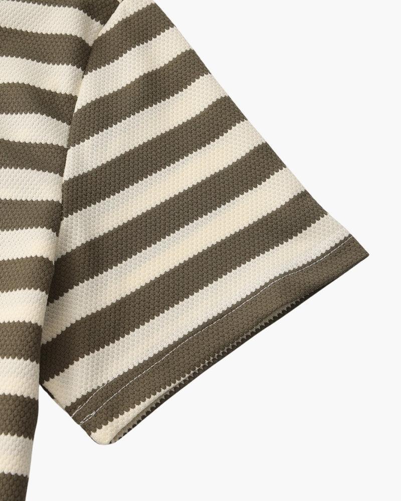 Koszulka polo z prążkowanej dzianiny z paskami w stylu retro i kontrastowym kołnierzykiem