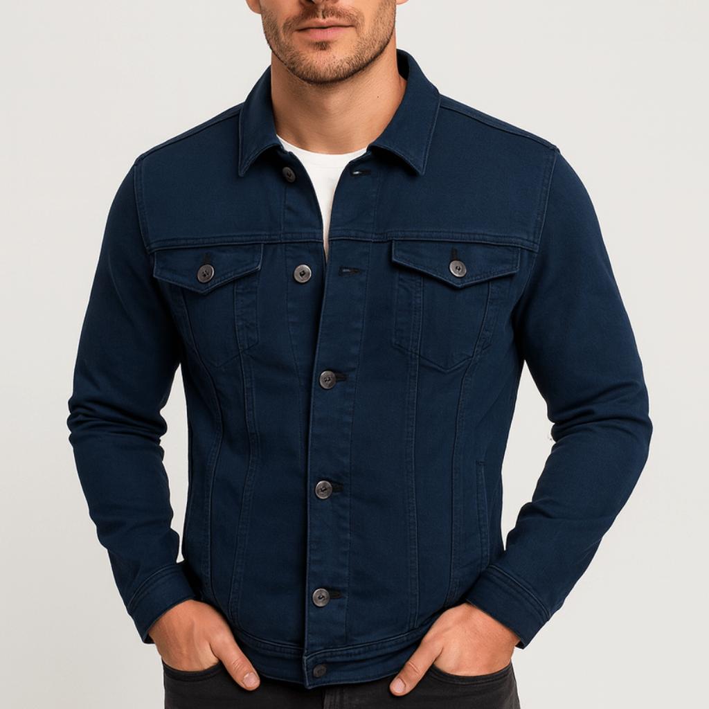 Kurtka o dopasowanym kroju z kieszeniami na piersi i klasycznym zapięciem na guziki