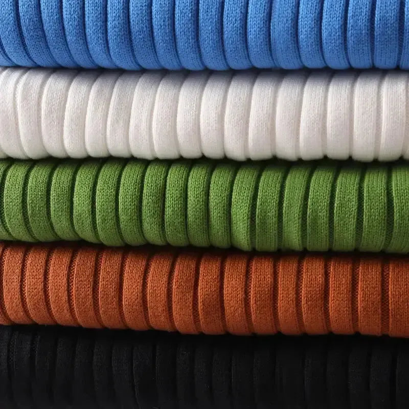 Wąski, lekki sweter z golfem z wełny merynosów – klasyczna warstwa