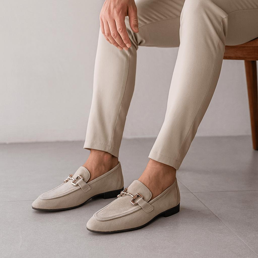 Zamszowe mokasyny z detalami w kształcie wędzidła końskiego – styl z noskiem migdałowym